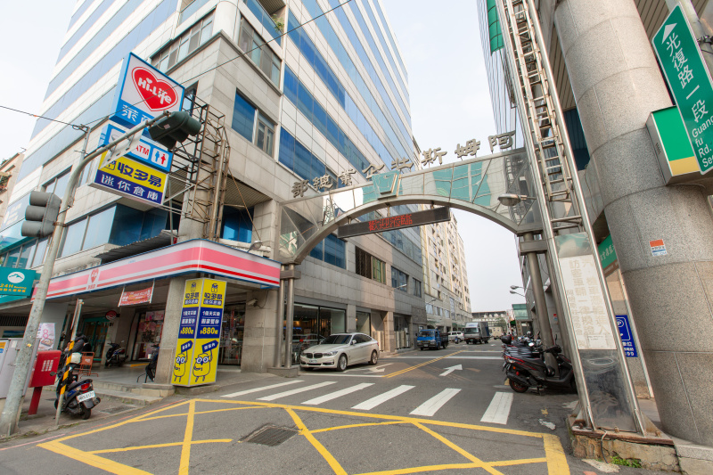 三重光復店 明亮寬敞走道