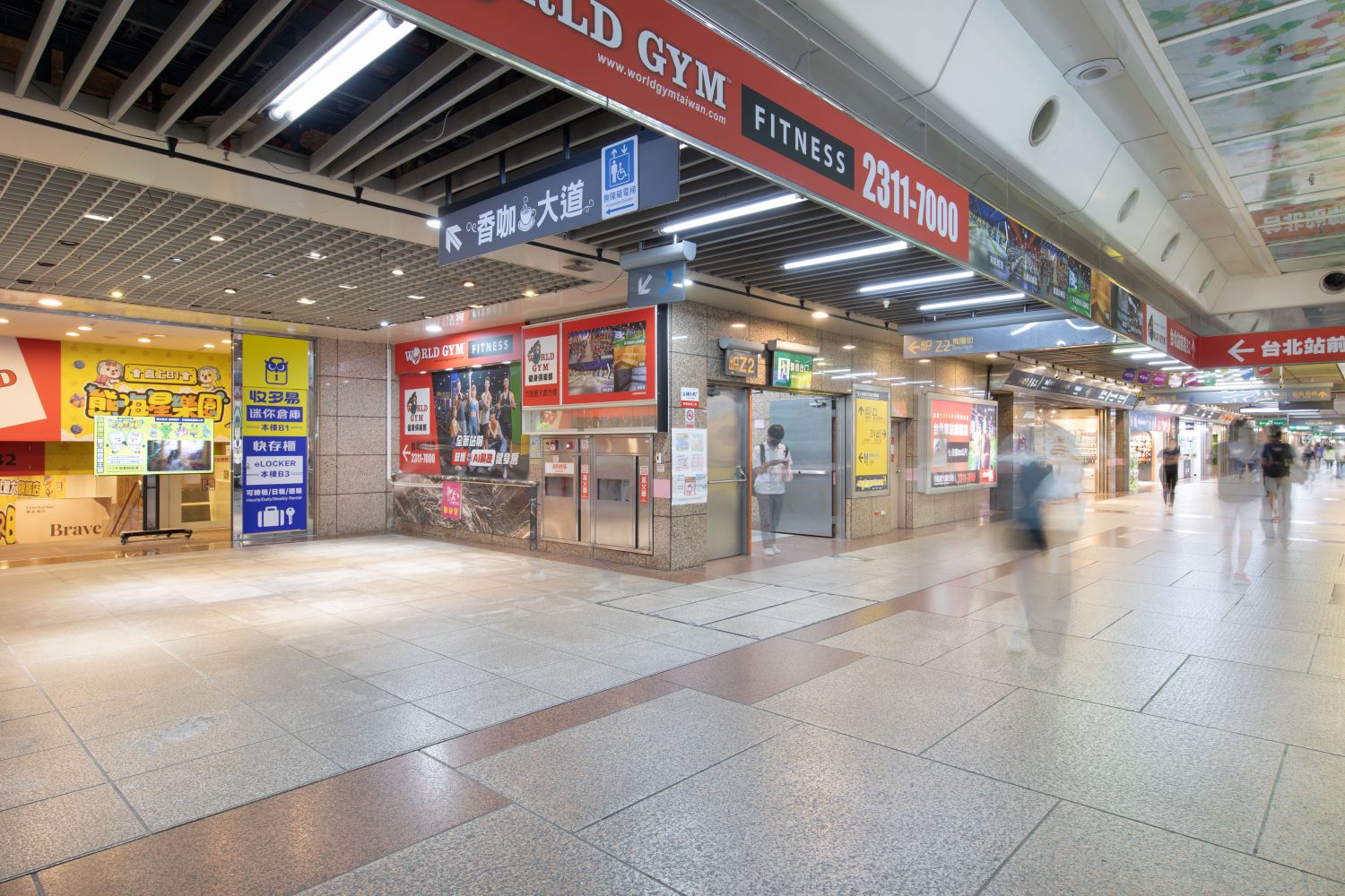 台北車站店 明亮寬敞走道